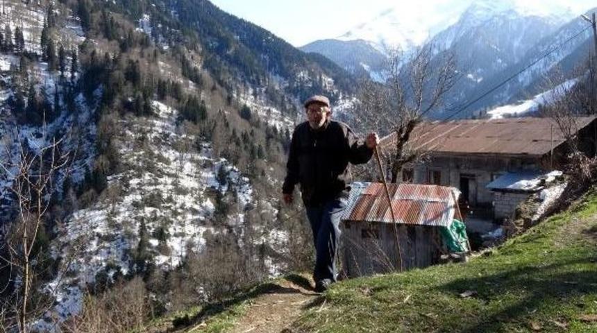 20 Yıldır Yaz-Kış K&ouml;y&uuml;nden Ayrılmıyor