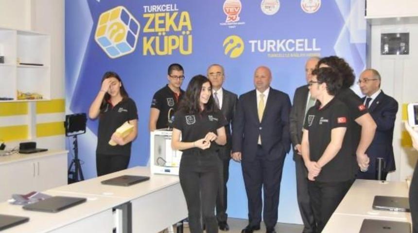 &Uuml;st&uuml;n Zekalı &Ouml;ğrencilerin Okuluna Turkcell'den Teknoloji Sınıfı