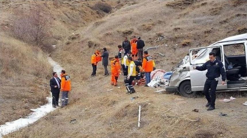 Sivas&rsquo;ta Hafif Ticari Ara&ccedil; Şarampole Devrildi: 1 &Ouml;l&uuml;, 6 Yaralı