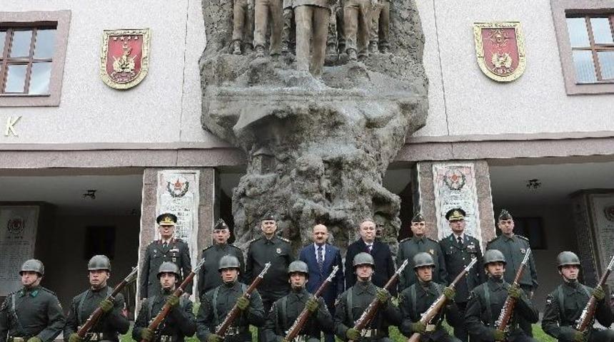 Bakan Işık, Kara Harp Okulunu Ziyaret Etti