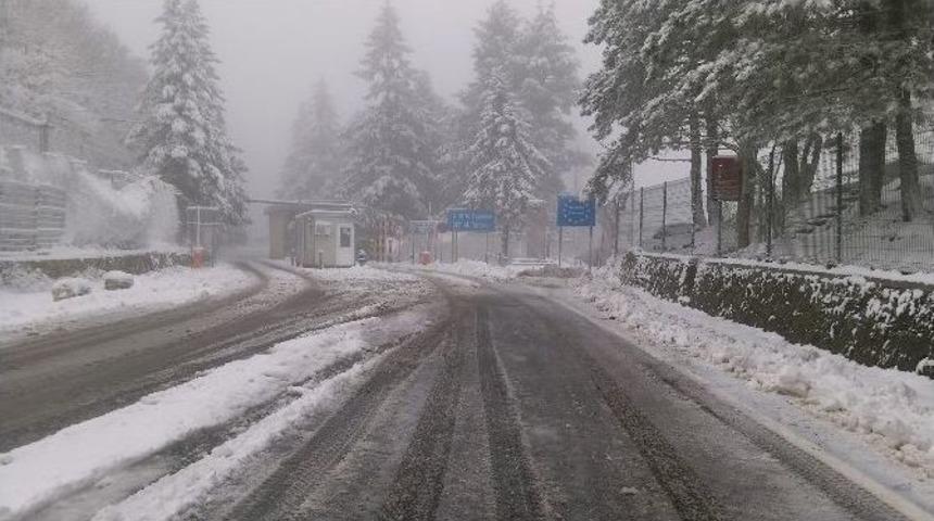 Derek&ouml;y Sınır Kapısı Beyaza B&uuml;r&uuml;nd&uuml;