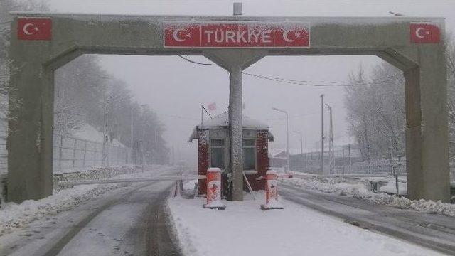 Dereköy Sınır Kapısı Beyaza Büründü