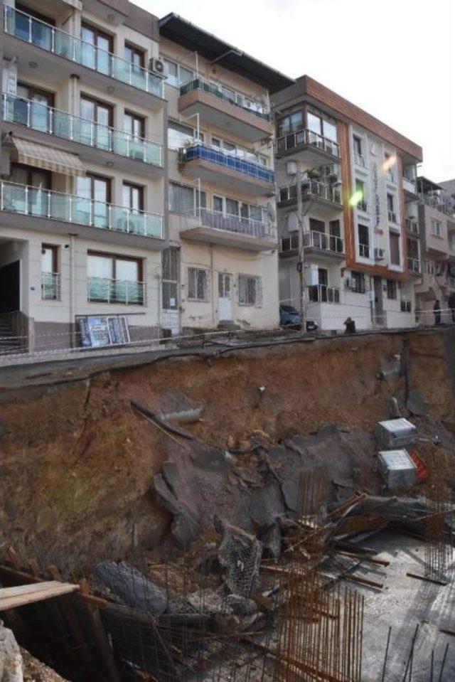 Karabağlar'da Yol Çökünce Yıkılma Tehlikesi Bulunan 3 Bina Boşaltıldı