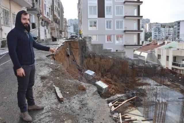 Karabağlar'da Yol Çökünce Yıkılma Tehlikesi Bulunan 3 Bina Boşaltıldı