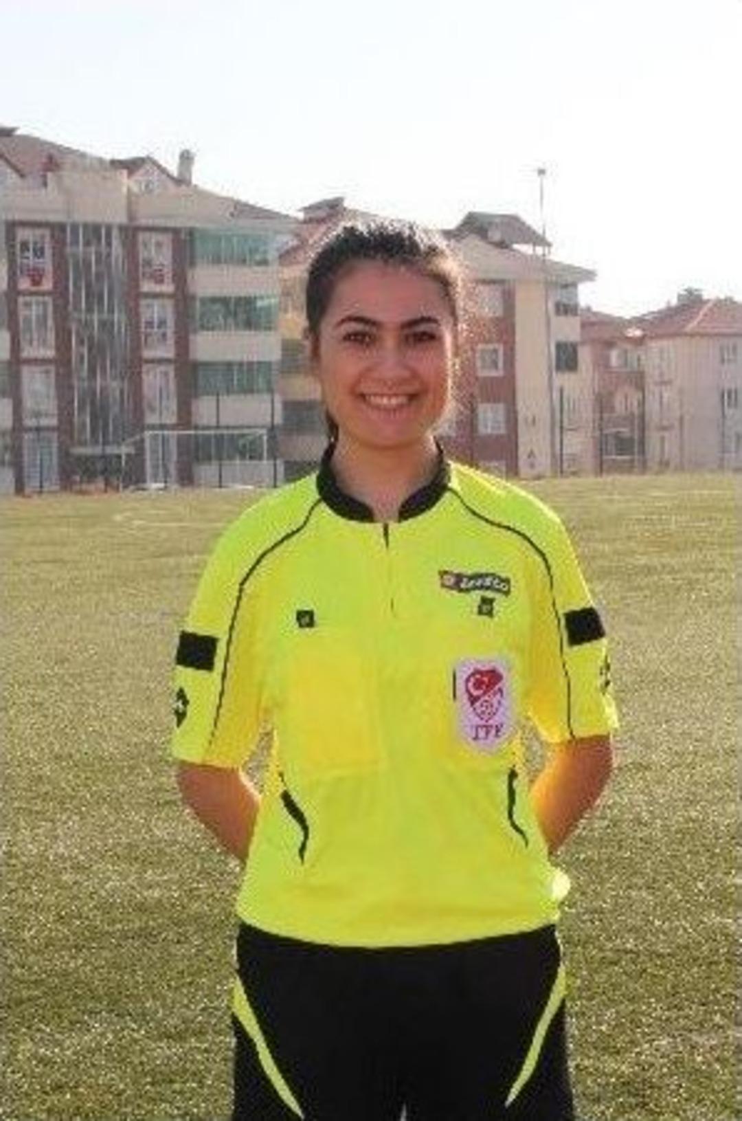 İlk Ma&ccedil;ına &Ccedil;ıkan Bayan Futbol Hakeminin Hedefi B&uuml;y&uuml;k