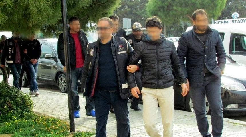 &Ccedil;eşme Merkezli 4 İlde Fet&ouml;&rsquo;den G&ouml;zaltına Alınanlar Adliyede