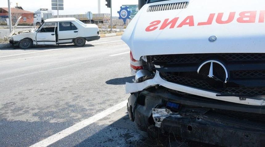 Aksaray&rsquo;da Hasta Taşıyan Ambulans Kaza Yaptı: 1 Yaralı