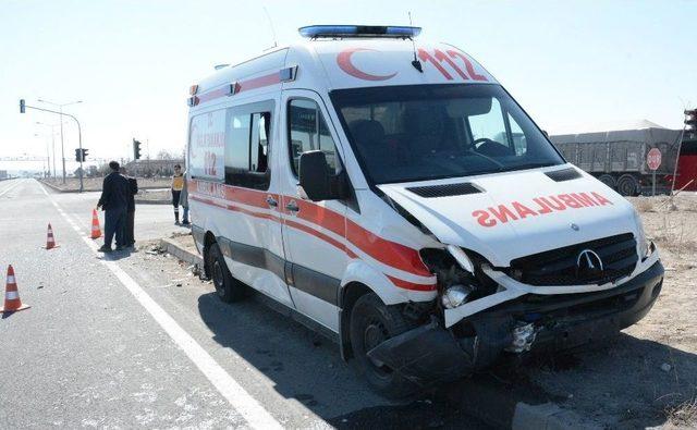 Aksaray’da Hasta Taşıyan Ambulans Kaza Yaptı: 1 Yaralı