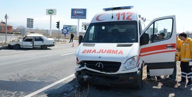 Aksaray’da Hasta Taşıyan Ambulans Kaza Yaptı: 1 Yaralı