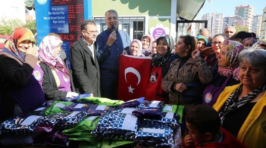 Mersinli &Uuml;retici Kadınlardan Suriye&rsquo;deki Mehmet&ccedil;iğe Bere, Kazak, Atkı Hediyesi