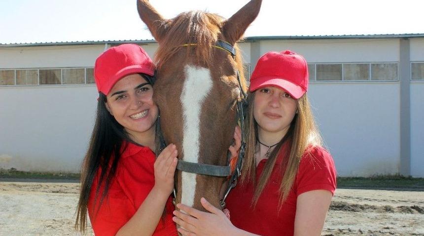 Elazığ&rsquo;da Lisanslı Kadın Seyisler Yetişiyor
