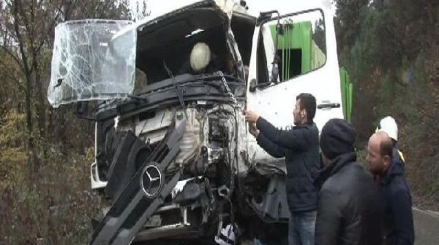 Hafriyat Kamyonu Ile &Ccedil;&ouml;p Kamyonu &Ccedil;arpıştı : 3 Yaralı