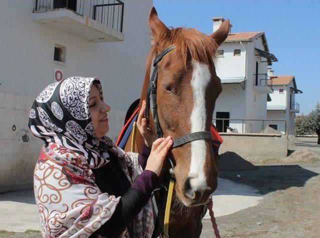 Elazığ’da Lisanslı Kadın Seyisler Yetişiyor