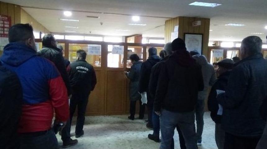 Vergi Bor&ccedil;luları Vezne Kuyruğunda Bekliyor