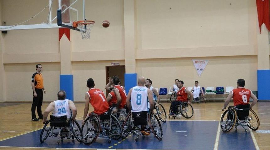 Osmangazi Belediyespor Şampiyonluğa Y&uuml;r&uuml;yor