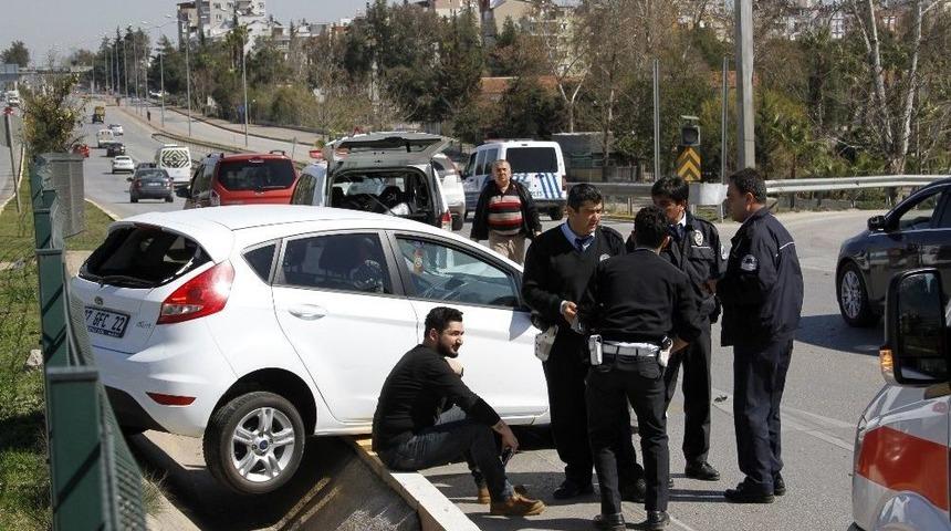 Antalya&rsquo;da Trafik Kazası: 1 Yaralı