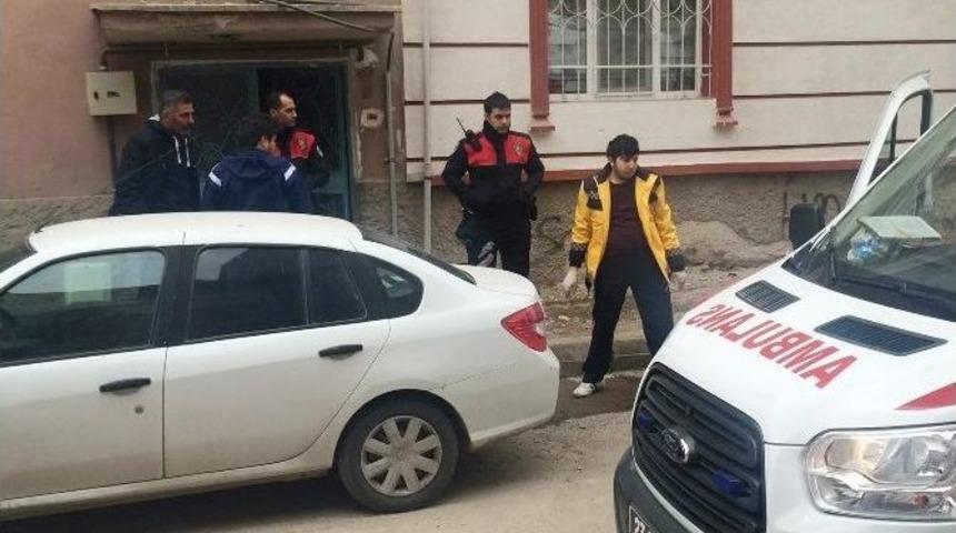 Evine Benzin D&ouml;kt&uuml;, Facia Yaşanmadan Polis M&uuml;dahale Etti