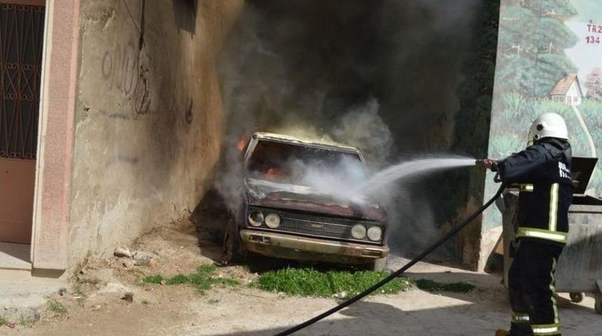 Otomobil Trafonun Yanında Alev Alev Yandı