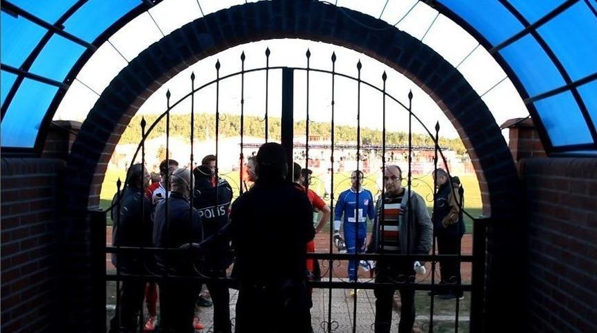 3 Kırmızı Kartın &Ccedil;ıktığı Ma&ccedil;ın Sonunda Olaylar &Ccedil;ıktı