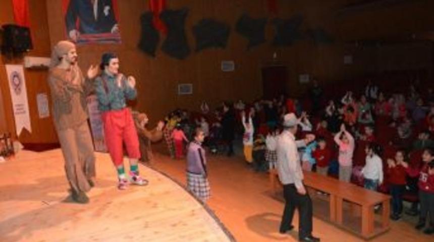 Gen&ccedil;liğe &Ouml;nem Geleceğe G&uuml;ven Projesi Tiyatrosuna 2 Bin 500 &Ouml;ğrenci Katıldı