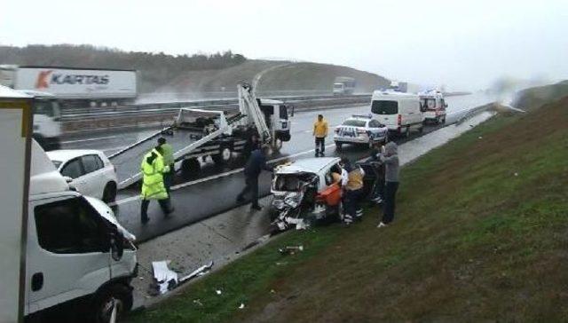 Emniyet Şeridinde Lastik Değiştiren Araçlara Kamyonet Çarptı: 1'i Ağır 2 Yaralı