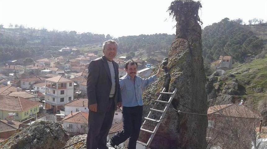 İvrindi&rsquo;de Asırlık Leylek Yuvası İmece İle Temizlendi