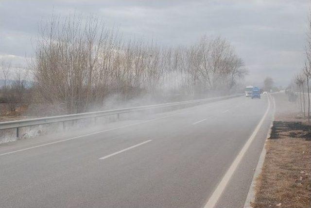 Tokat’ta Anız Yangını Sürücülere Zor Anlar Yaşattı