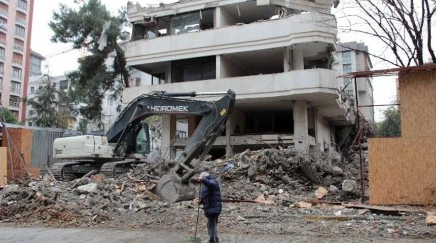 Kadık&ouml;y&rsquo;de Bir Binanın Duvarı &Ccedil;&ouml;kt&uuml;