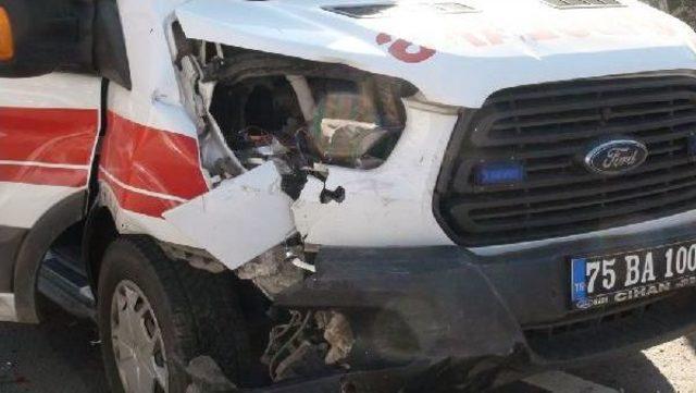 Hasta Taşıyan Ambulans, Aniden Çıkan Otomobile Çarptı