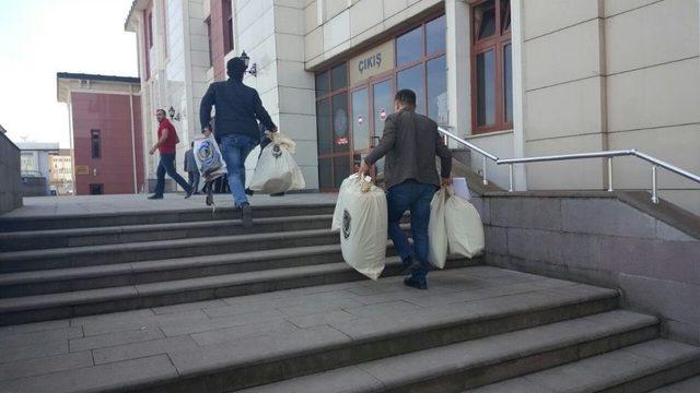 Polis Ekipleri Delilleri Adliyeye Taşırken Zorlandı