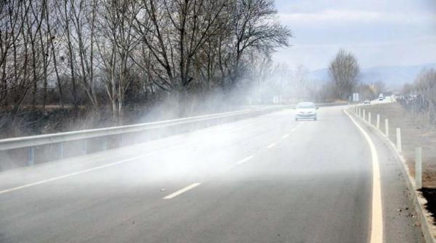 Yola Yayılan Duman S&uuml;r&uuml;c&uuml;lere Zor Anlar Yaşattı