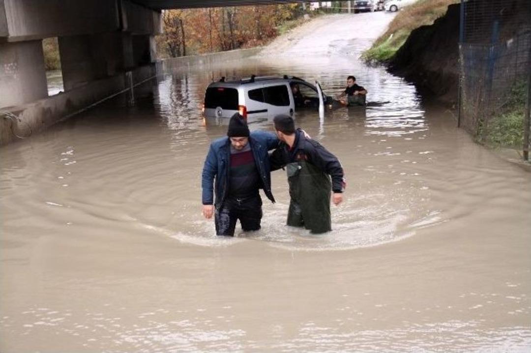 Su Dolu Alt Ge&ccedil;itte Aynı G&uuml;nde 3. Ara&ccedil; Mahsur Kaldı