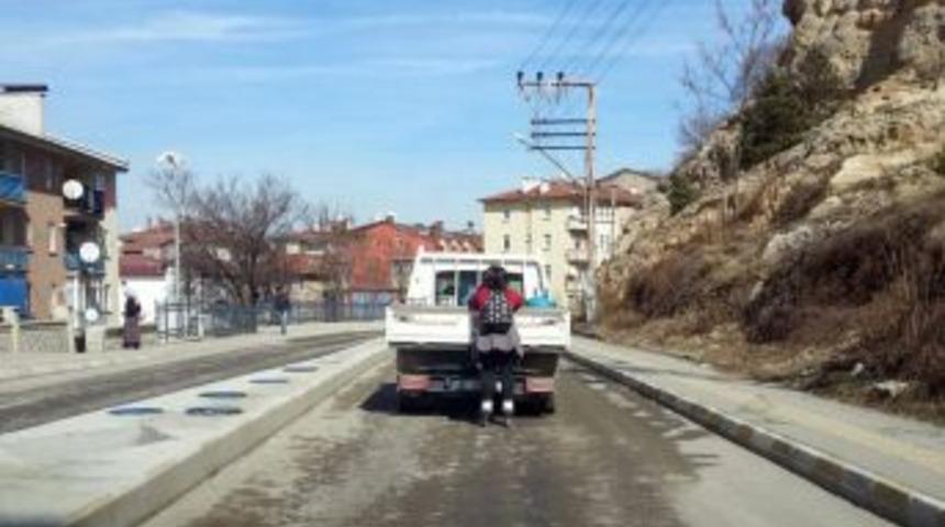 Paten Kayan Gen&ccedil; Kızın Kamyonet Arkasında Tehlikeli Yolculuğu