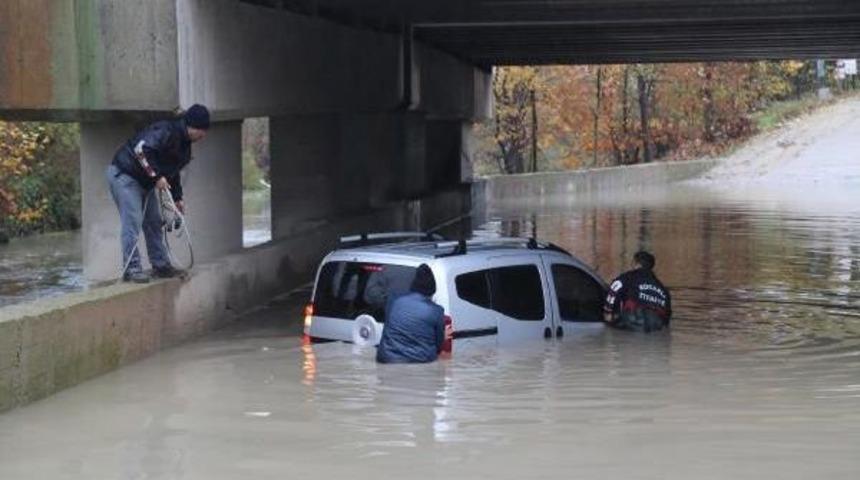 Ekmek Dolu Ticari Ara&ccedil; Suların I&ccedil;erisine G&ouml;m&uuml;ld&uuml; (2)