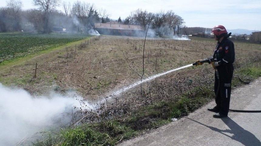 &Ccedil;ıkan Ot Yangını İtfaiye Ekiplerince S&ouml;nd&uuml;r&uuml;ld&uuml;
