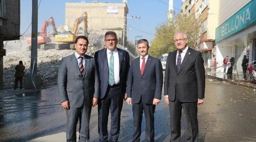 Yıkımın Ardından Y&uuml;r&uuml;t&uuml;len Yol Genişletme &Ccedil;alışmaları S&uuml;r&uuml;yor