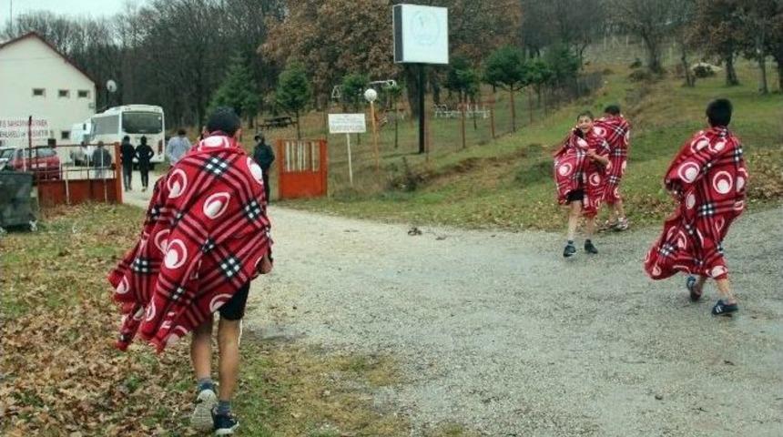 Yağmur Altında Koşan Sporcular Battaniyelerle Isındı