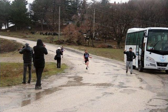 Yağmur Altında Koşan Sporcular Battaniyelerle Isındı