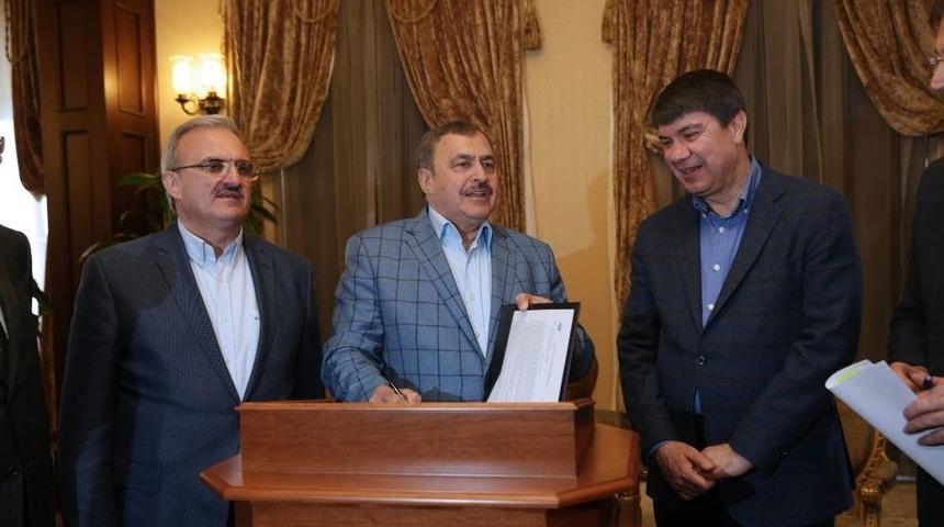 Bakan Eroğlu, T&uuml;nektepe Projesi&rsquo;nin &Ouml;n&uuml;n&uuml; A&ccedil;an İmzayı Attı