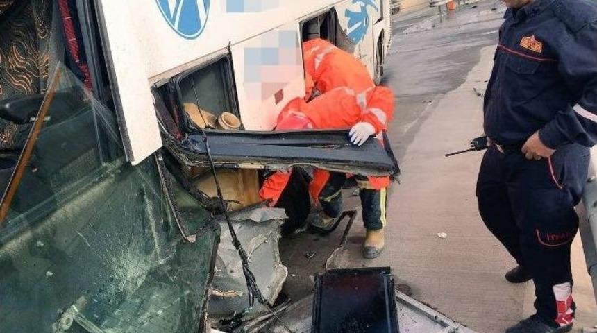 Yolcu Otob&uuml;s&uuml; Bariyerlere &Ccedil;arptı: 5 Yaralı