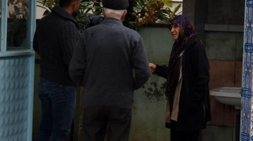 Yaşlı Kadına Hastane D&ouml;n&uuml;ş&uuml; Kapka&ccedil;