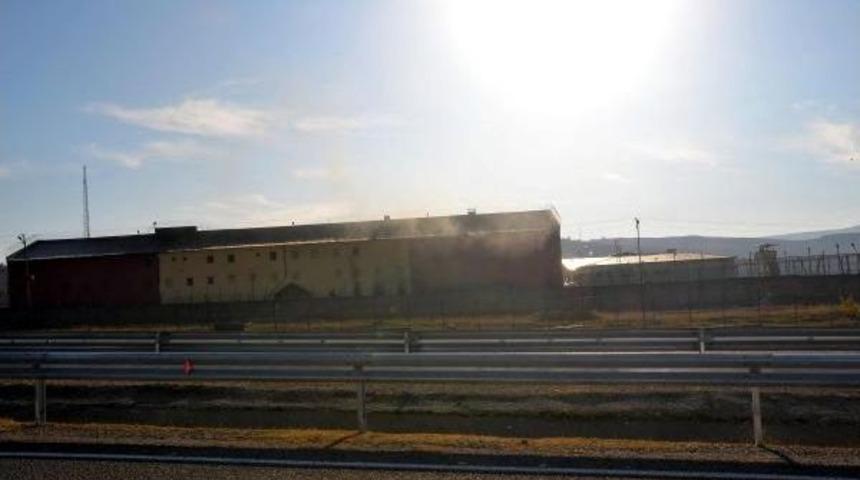 Siirt E Tipi Cezaevinde Yangın Paniği