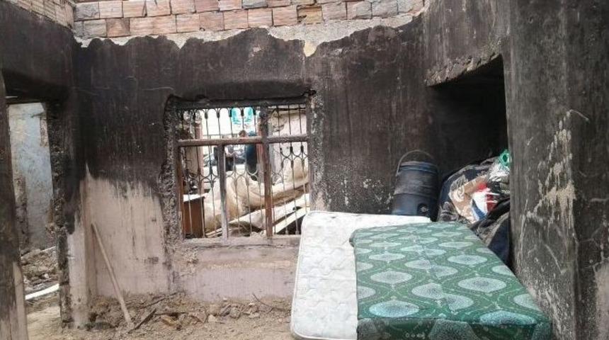 Evi Yanan Şahıs Yardım Bekliyor