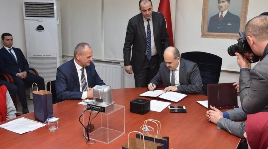 &Ouml;mer Halisdemir&rsquo;e Mektup Yarışmasında Dereceye Girenler &Ouml;d&uuml;llendirildi