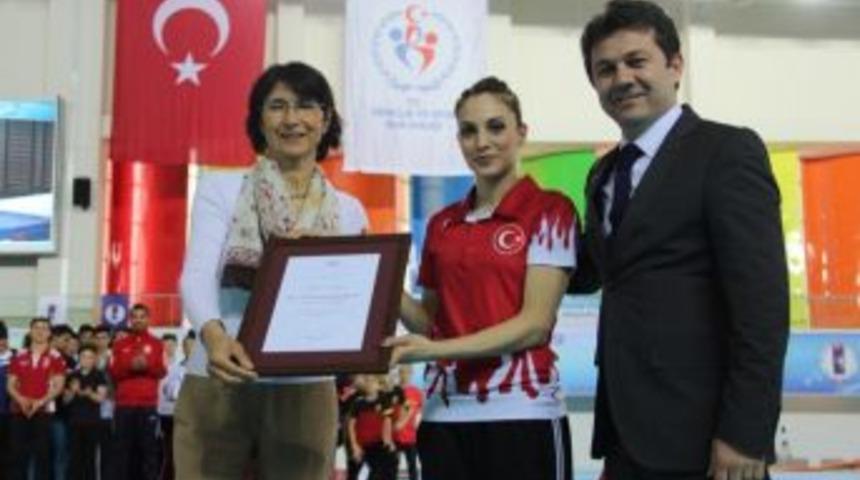 Milli Sporcuya Uluslararası &Ouml;d&uuml;l