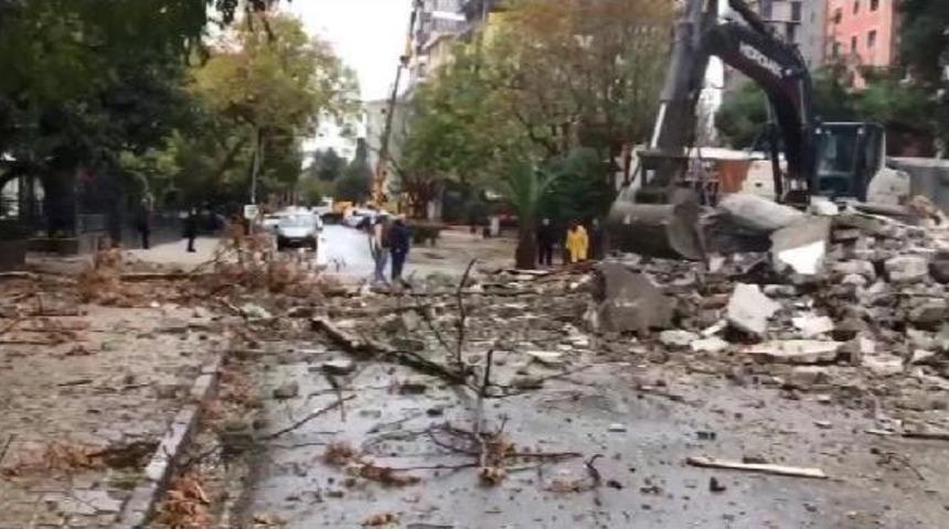 Kadık&ouml;y'de Yıkımı Yapılan Binadan Kopan Beton Par&ccedil;aları Yola D&uuml;şt&uuml;