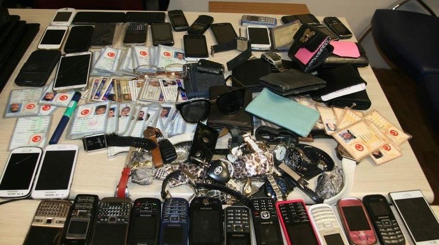 Erkekler N&uuml;fus C&uuml;zdanlarını, Kadınlar İse &Ccedil;antalarını Unutuyor