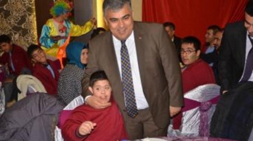 &Ouml;zg&uuml;ven: "engeller Birlikte Aşılır"