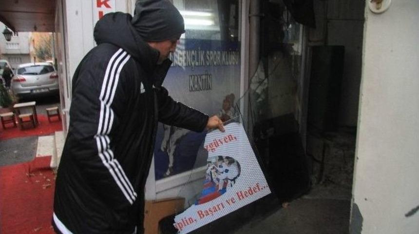 Bursa&rsquo;da Spor Kul&uuml;b&uuml;ne Taşlı Saldırı G&uuml;venlik Kamerasında