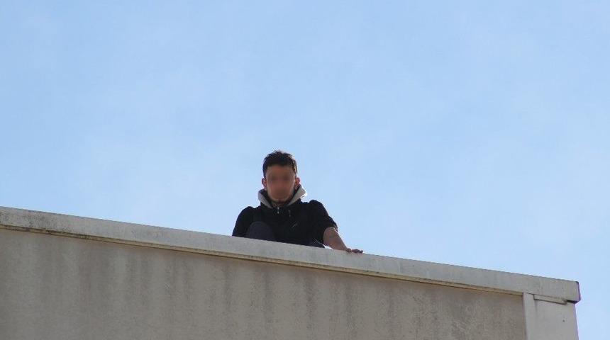 Polis İndirmekten, O &Ccedil;ıkmaktan Vazge&ccedil;medi